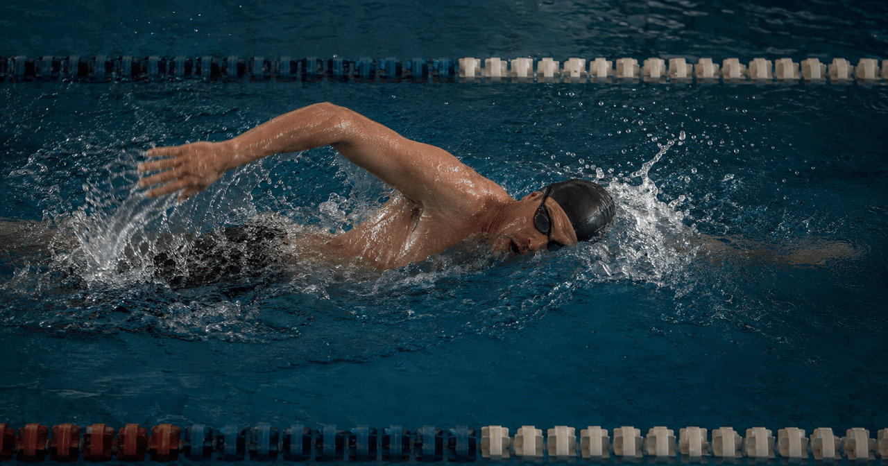 Nadador adulto masters ejecutando crol a alta intensidad de entrenamiento