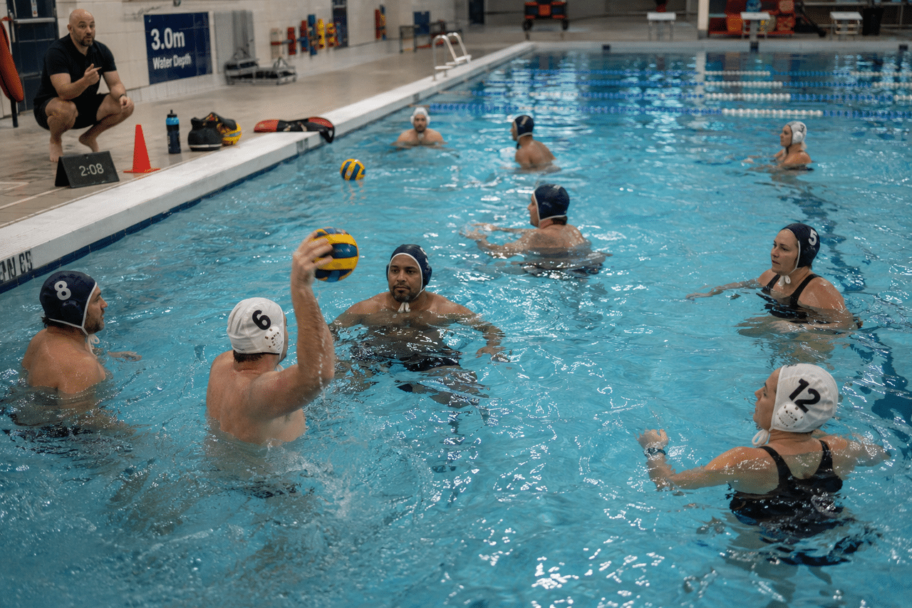 Grupo de adultos entrenando ejercicios básicos de waterpolo