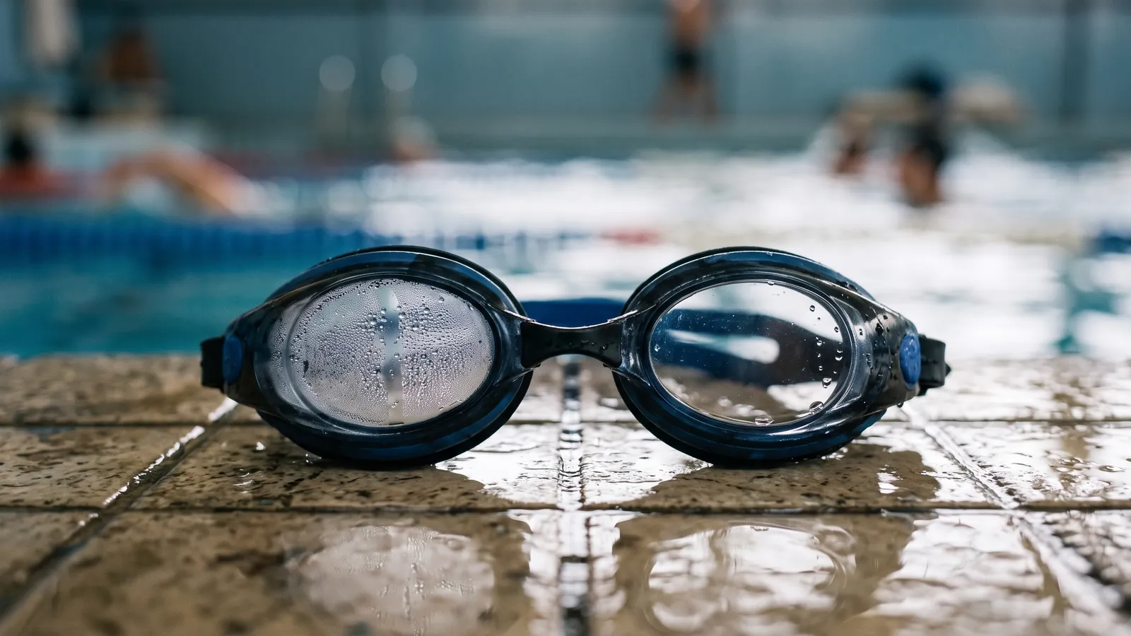 Antiparras de natación con una lente empañada y la otra transparente